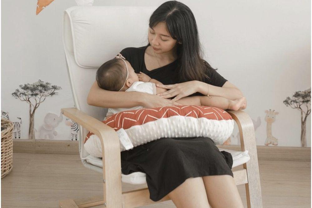 5 Rekomendasi Bantal Menyusui, Bayi Jadi Lebih Nyaman