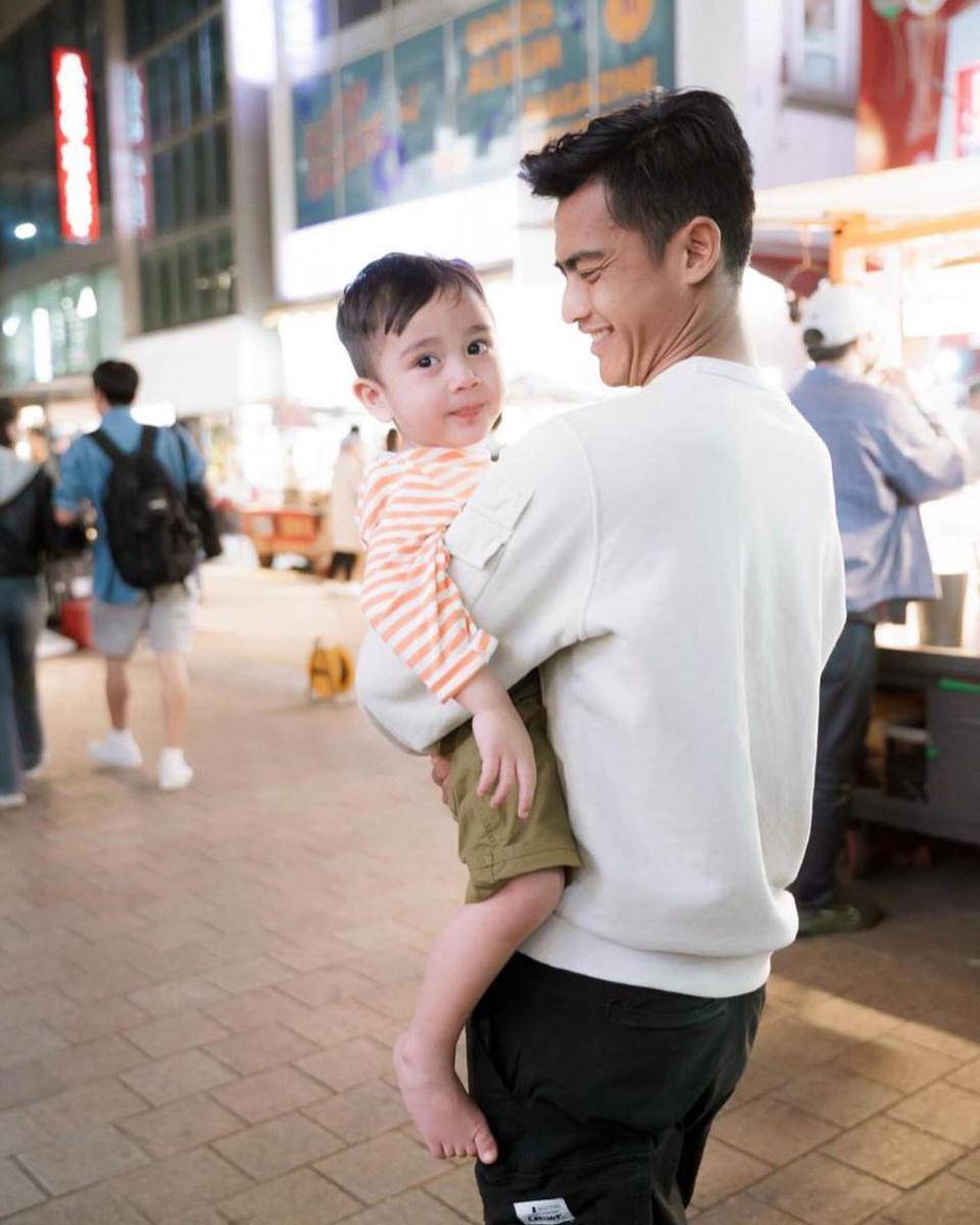 potret Pratama Arhan momong Rafathar dan Rayyanza saat di Korea Selatan (instagram.com/raffinagita1717)