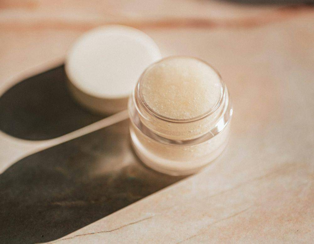Ilustrasi Lip Balm (unsplash.com/Brittney Weng)