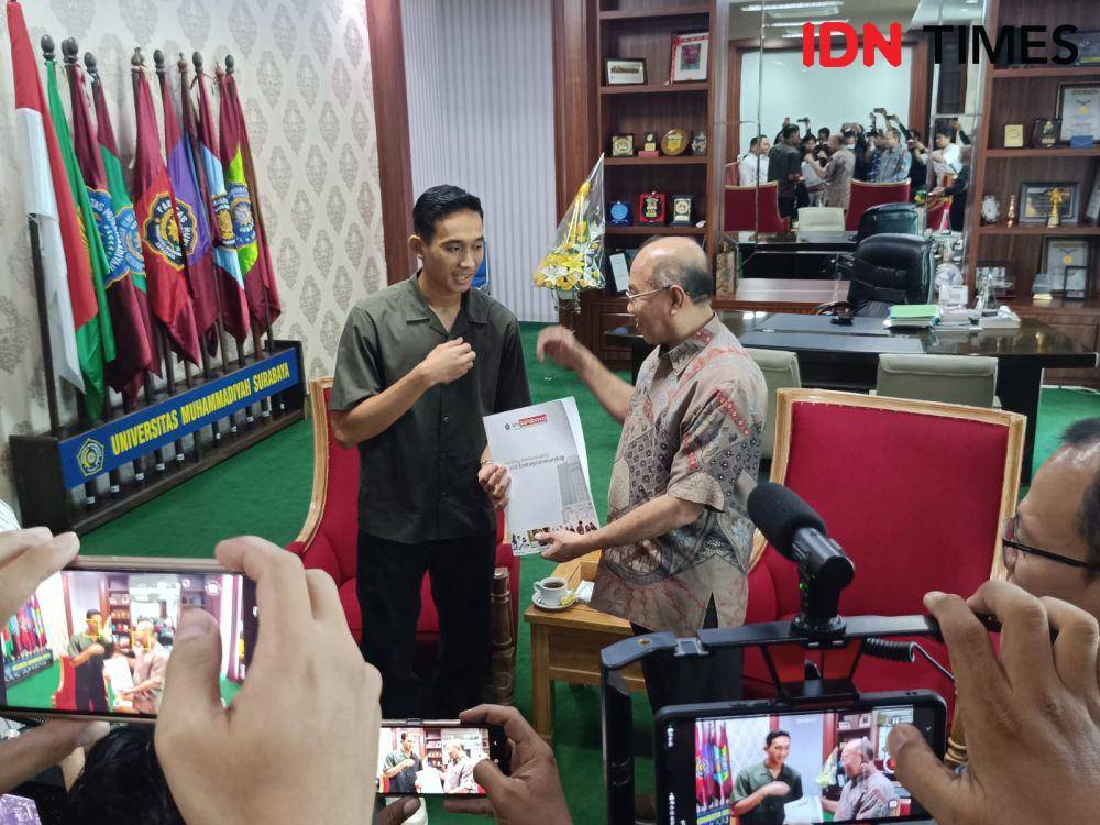 Kapten Timnas Sepak Bola Indonesia, Risky Ridho Ramdhani saat menerima hadiah dari UM Surabaya, Jumat (17/5/2024). (IDN Times/Khusnul Hasana)