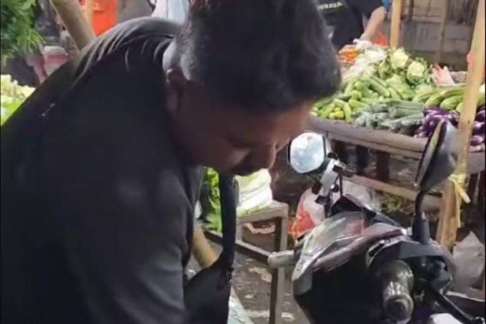 Pria membuka jasa suruhan apa saja yakni Santo Suruh sudah mulai jasanya sejak 2019 (TikTok.com/Santo Suruh)