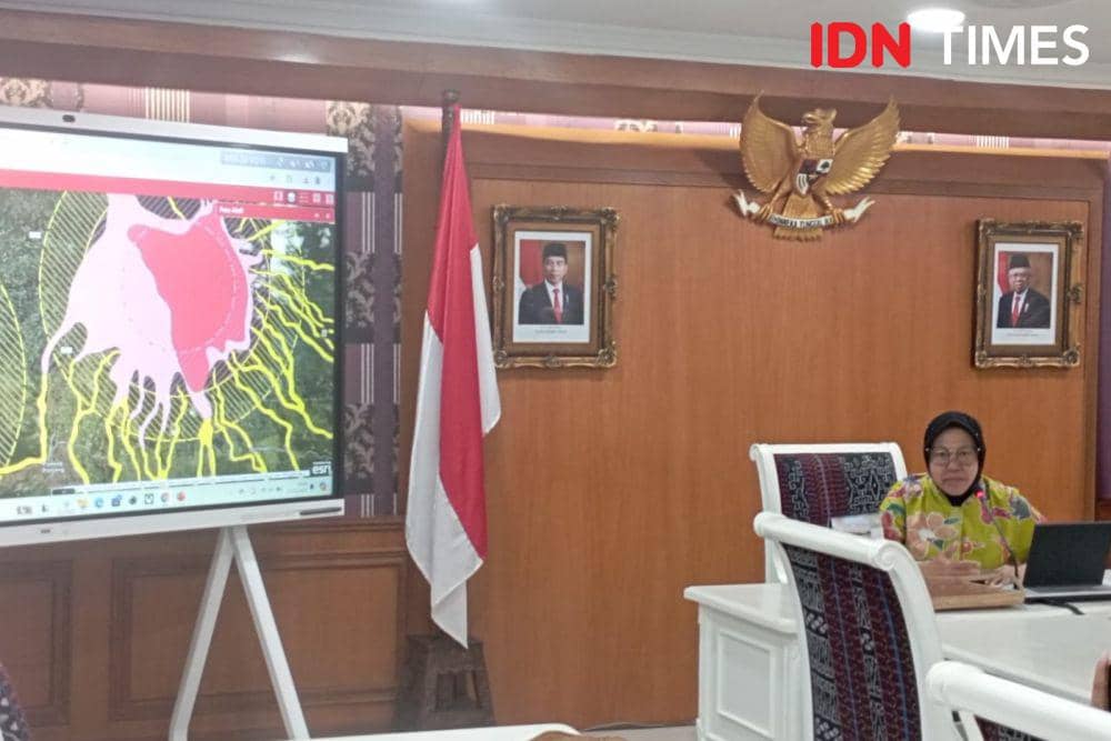 Mensos Tri Rismaharini beberkan penanganan bencana banjir lahar dingin Sumatra Barat di Kemensos, Jumat (17/5/2024). (IDN Times/Dini Suciatiningrum)