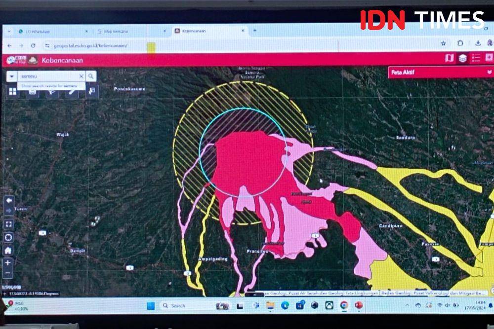 Mensos Tri Rismaharini beberkan penanganan bencana banjir lahar dingin Sumatra Barat di Kemensos, Jumat (17/5/2024). (IDN Times/Dini Suciatiningrum)