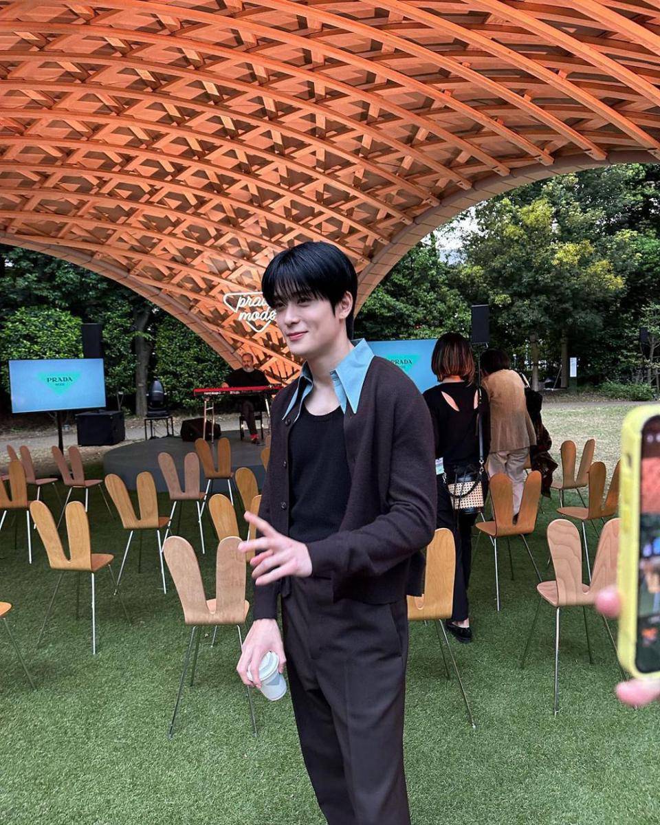 inspirasi black outfit ala Jaehyun NCT (instagram.com/_jeongjaehyun)