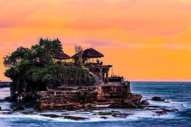 Sunset di Pura Tanah Lot (viator.com)