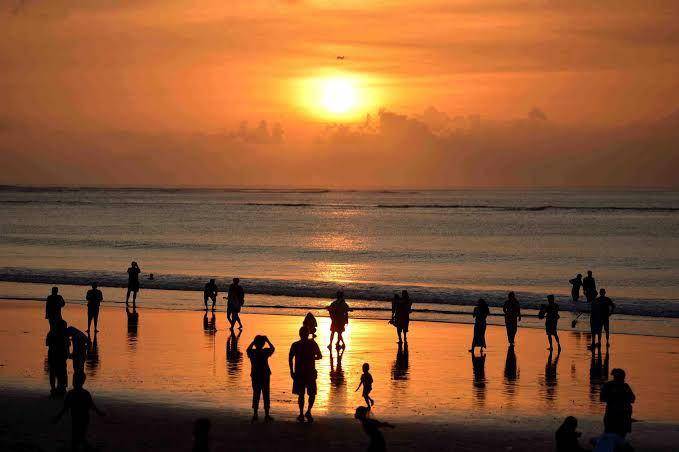 Sunset di Pantai Kuta (ANTARA FOTO/Fikri Yusuf)