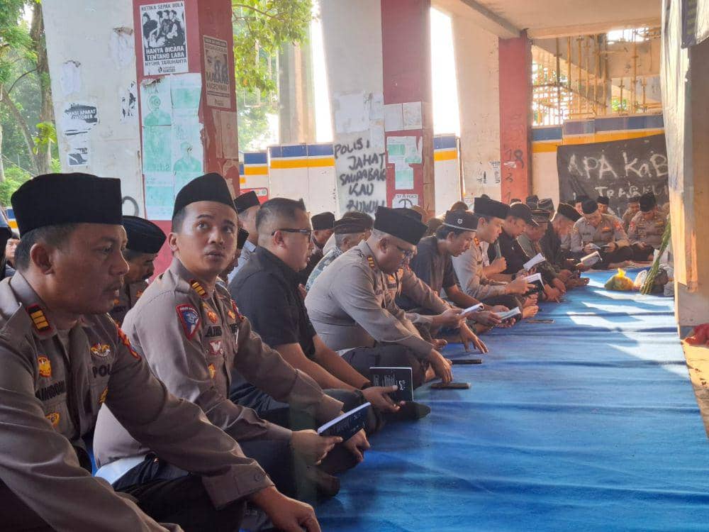 Doa bersama untuk peringatan 1,5 tahun Tragedi Kanjuruhan. (IDN Times/Rizal Adhi Pratama)