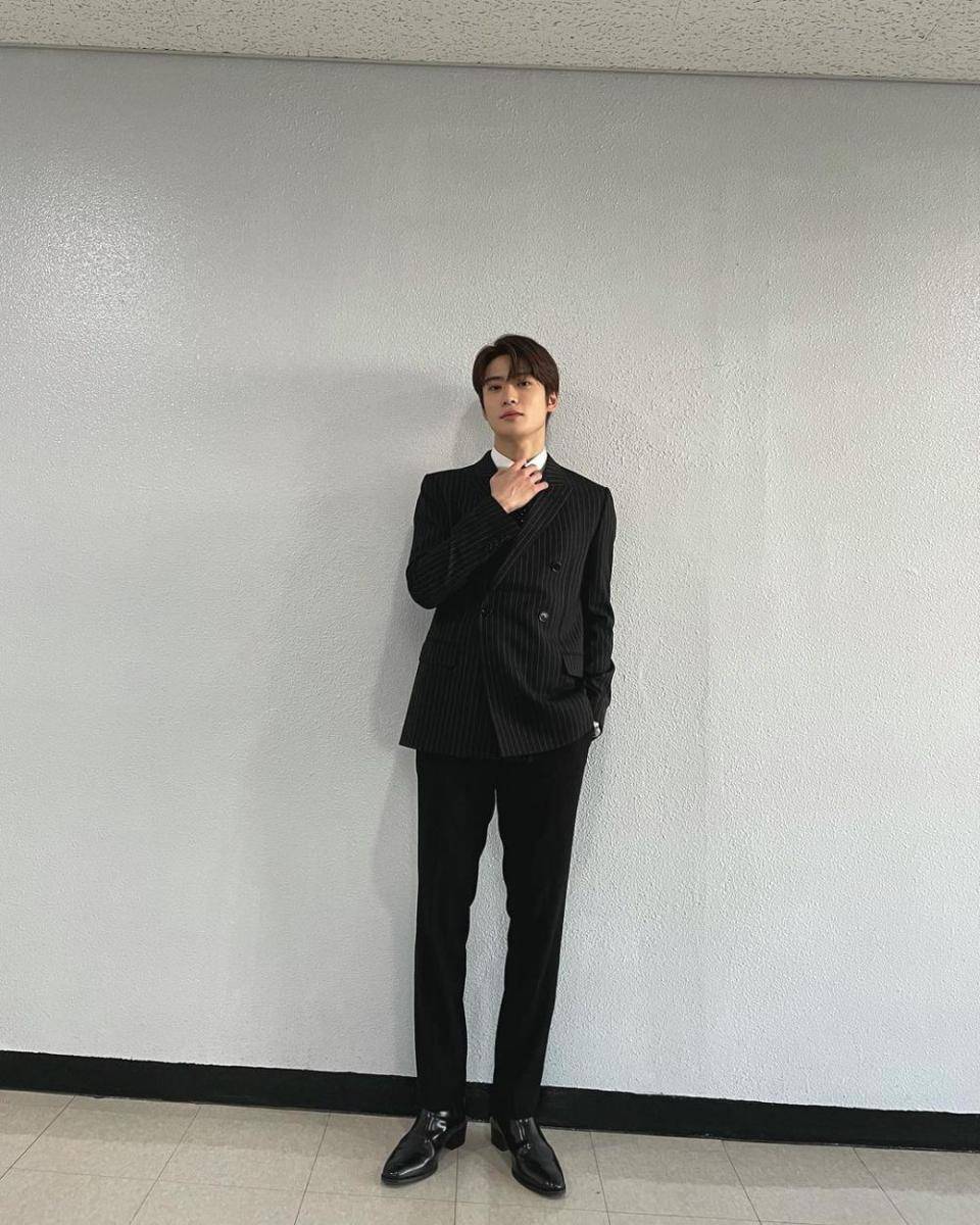 inspirasi black outfit ala Jaehyun NCT (instagram.com/_jeongjaehyun)