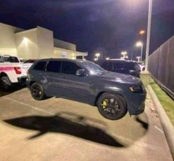 potret ilusi optik objek melayang (reddit.com/r/confusing_perspective)