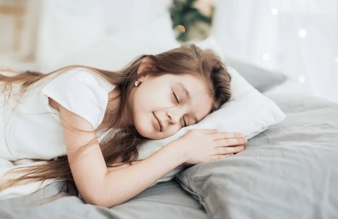 ilustrasi anak sedang tidur (pexels.com/ellyfairytale)
