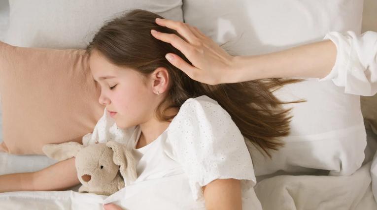 7 Tips Membantu Anak yang Kesulitan Bangun Tidur untuk Sekolah