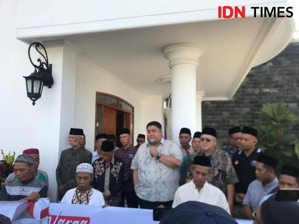 Ketua PCNU Klaten Mujiburrahman menemui warga NU yang memintanya maju mencalonkan diri sebagai Calon Bupati Klaten 2024. (IDN Times/Bandot Arywono)