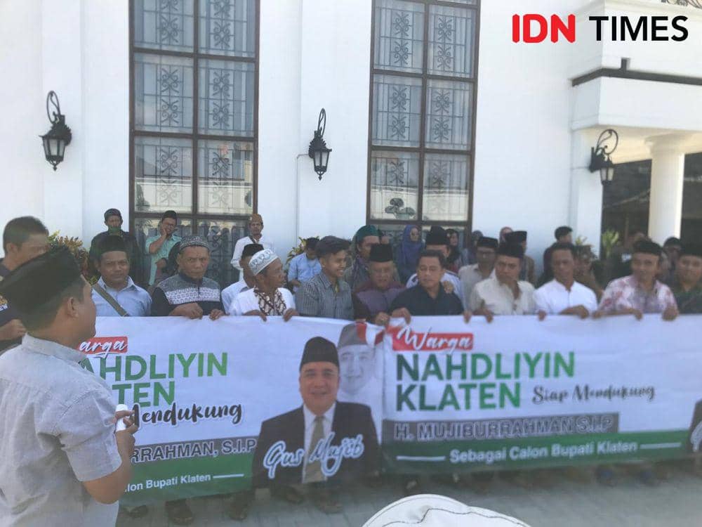 Warga NU mendatangi rumah Ketua PCNU Klaten, Mujiburrahman memberikan dukungan Gus Mujib maju di Pilbup Klaten 2024. (IDN Times/Bandot Arywono)