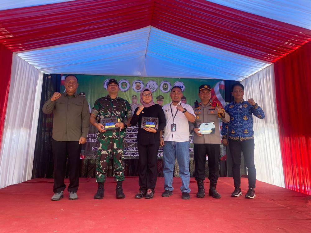 PT Permodalan Nasional Madani (PNM) melalui aksi PNM Peduli kembali menggelar kegiatan sebagai bentuk tanggung jawab sosial dan lingkungan. Kali ini PNM Peduli memberikan sumur bor untuk warga Desa Eretan Wetan dan Desa Ilir Pantai Panjiwa, Kandanghaur, Indramayu. (Dok. PNM)