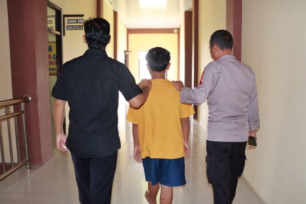 Pelaku TB menjalani pemeriksaan oleh petugas PPA Satreskrim Polres Pringsewu. (Dok. Polres Pringsewu).