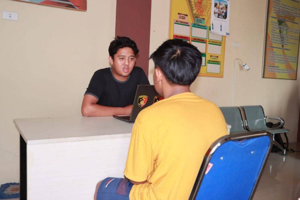 Pelaku TB menjalani pemeriksaan oleh petugas PPA Satreskrim Polres Pringsewu. (Dok. Polres Pringsewu).