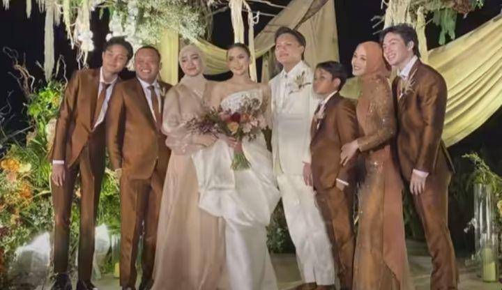Potret keluarga di resepsi kedua Mahalini (Instagram.com/putridelina)