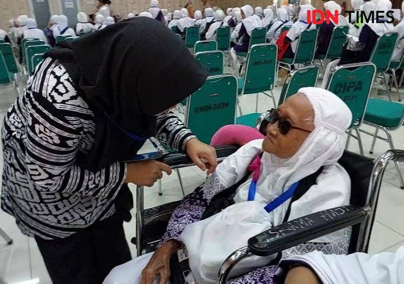 Nenek Garmini, saat tiba di Asrama Haji Lampung, Sabtu (18/5/2024). (IDN Times/Tama Yudha Wiguna).