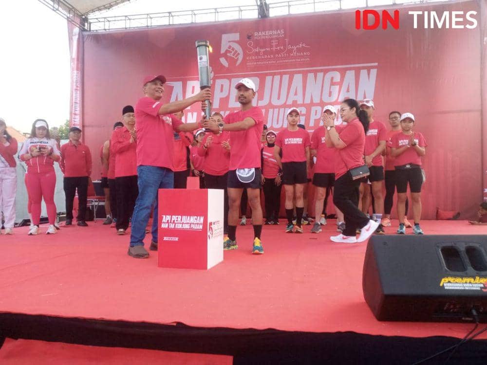 Pelepasan estafet obor api abadi Mrapen di PDIP Jateng. (IDN Times/Fariz Fardianto)