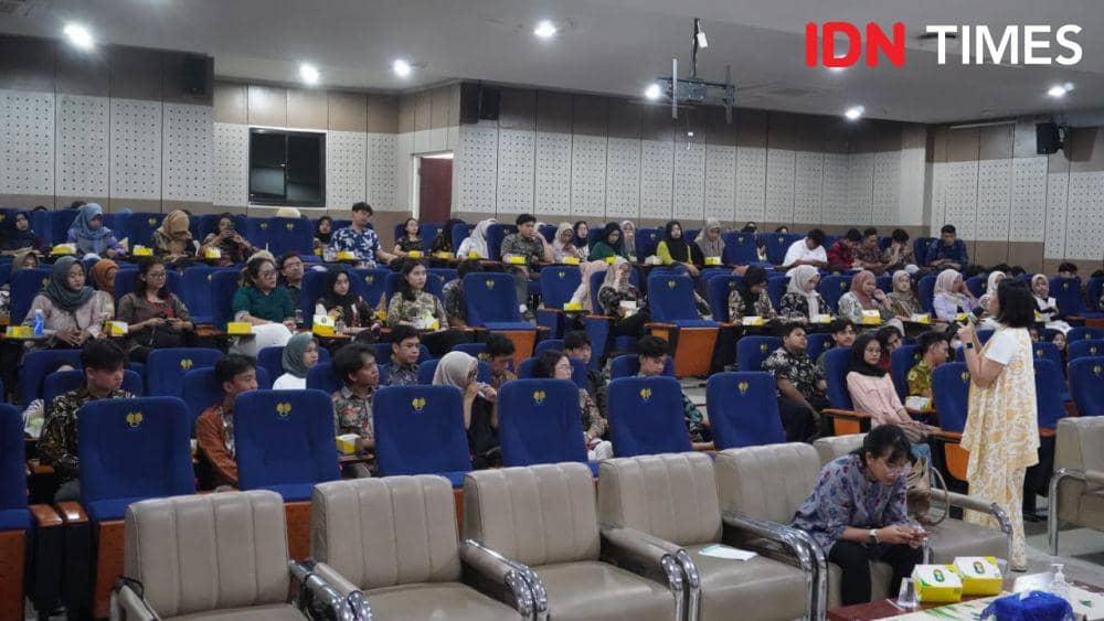 Kepala cabang Rifan Financindo Semarang Mia Amalia memberikan pelatihan bagi mahasiswa FEB Unnes. (IDN Times/Fariz Fardianto)