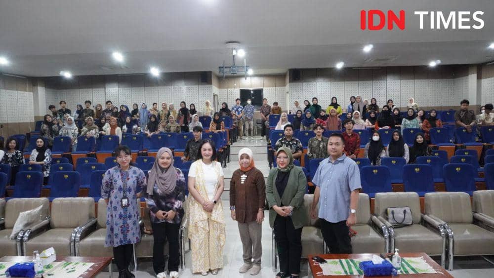 Jajaran PT Rifan Financindo Berjangka Semarang foto bareng usai acara. (IDN Times/Fariz Fardianto)