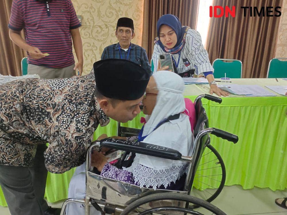 Kepala Kanwil Kemenag Lampung, Puji Raharjo menyalami nenek Garmini. (IDN Times/Tama Yudha Wiguna).