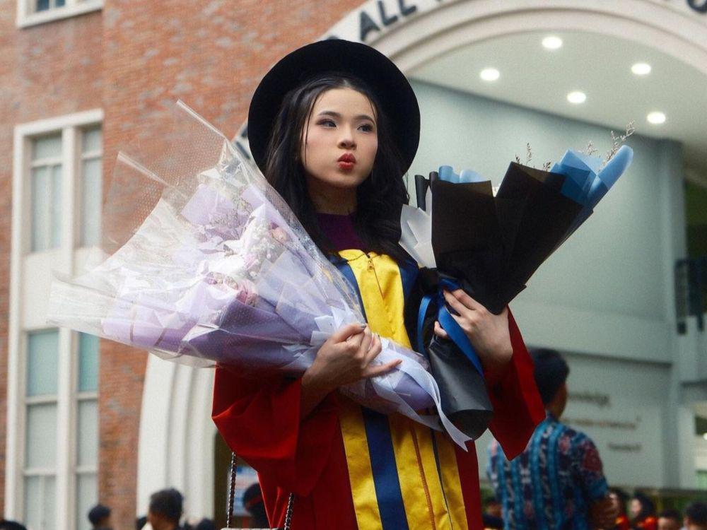 8 Momen Wisuda Sarjana Lyn JKT48, Kini Full Time Idol