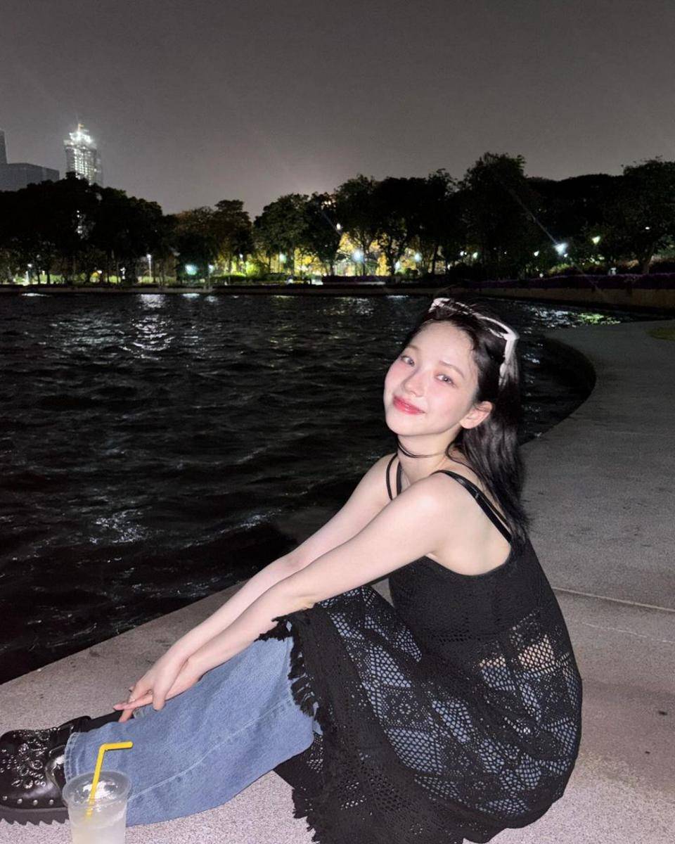 ide OOTD kasual pakai celana jeans ala Karina aespa (instagram.com/katarinabluu)