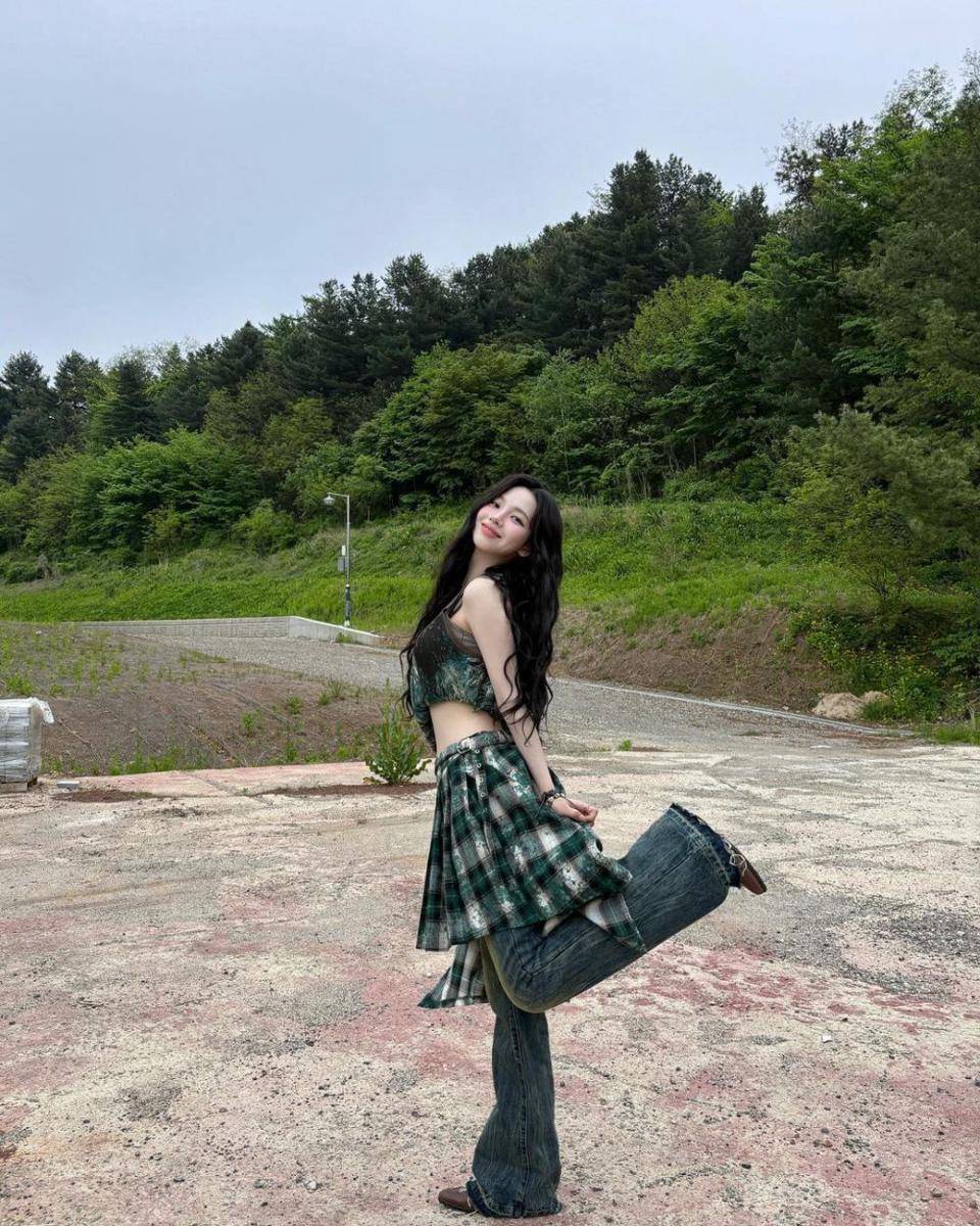 ide OOTD kasual pakai celana jeans ala Karina aespa (instagram.com/katarinabluu)