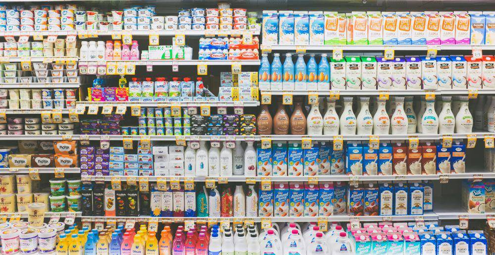 ilustrasi susu di supermarket (unsplash.com/Kenny Eliason)
