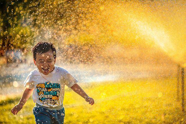 ilustrasi anak kecil yang bahagia(pixabay.com/Mi Pham)