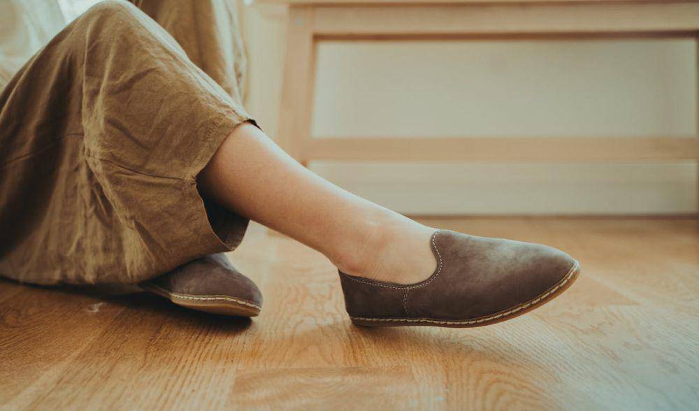 Ilustrasi flat shoes (pexels.com/Alp Yıldızlar)