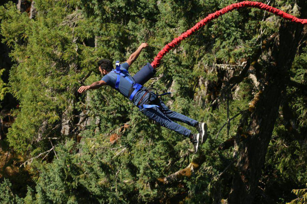 ilustrasi bungee jumping (pexels.com/Arun Mathew)