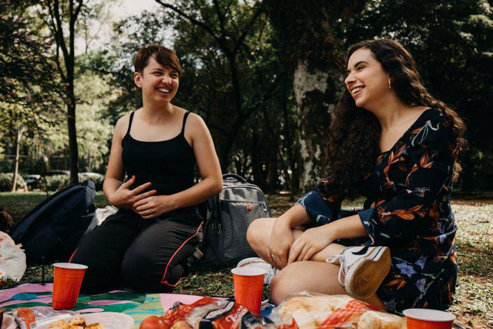 ilustrasi dua perempuan (pexels.com/Matheus Bertelli)