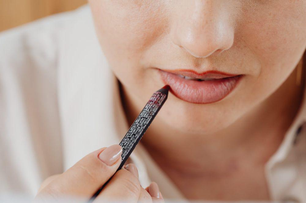4 Rekomendasi Lip Liner Merek Lokal, Harga Terjangkau!