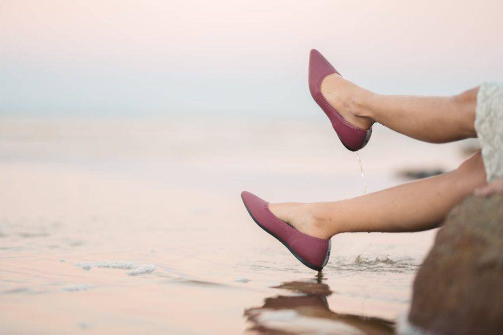 Ilustrasi flat shoes (pexels.com/Taryn Elliott)