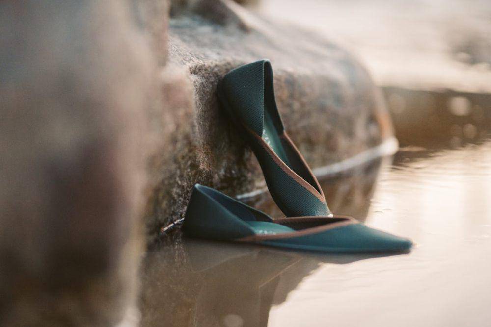 Ilustrasi flat shoes (pexels.com/Taryn Elliott)