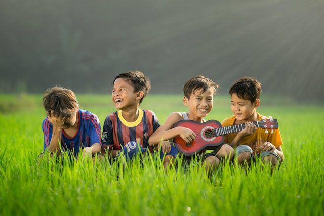 ilustrasi kebahagiaan bersama teman-teman (unsplash.com/Robert Collins)