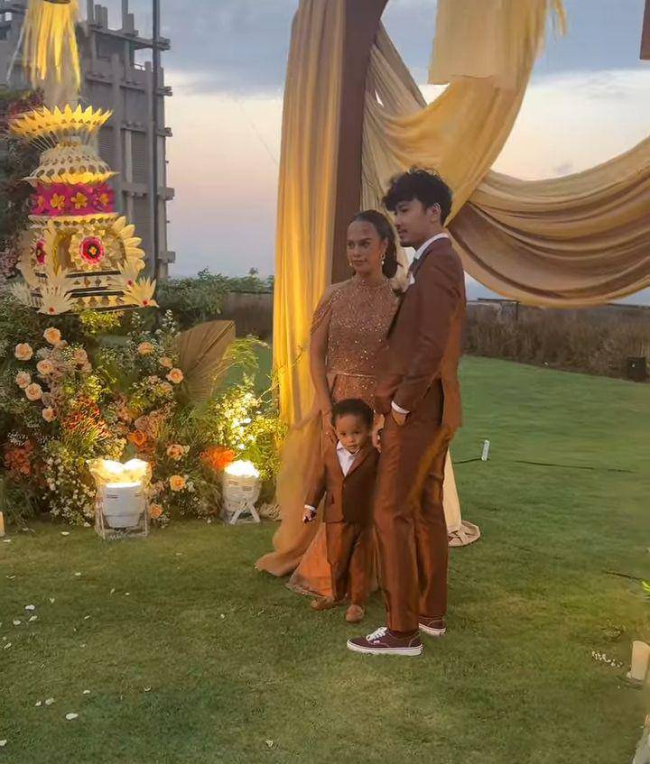 Potret keluarga di resepsi kedua Mahalini (Instagram.com/ugekica)