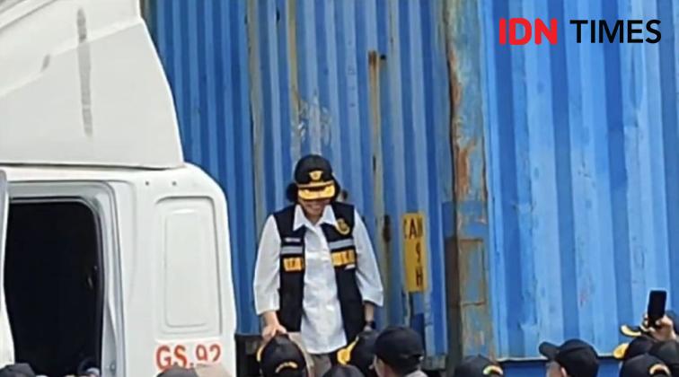 Momen Sri Mulyani Manjat Kontainer di Pelabuhan Tanjung Priok