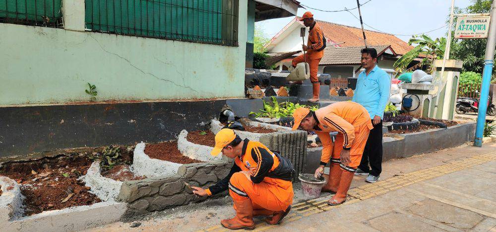 Petugas PPSU di Cijantung mengerjakan taman cegah parkir liar. (Dok. Humas Pemprov DKI Jakarta)