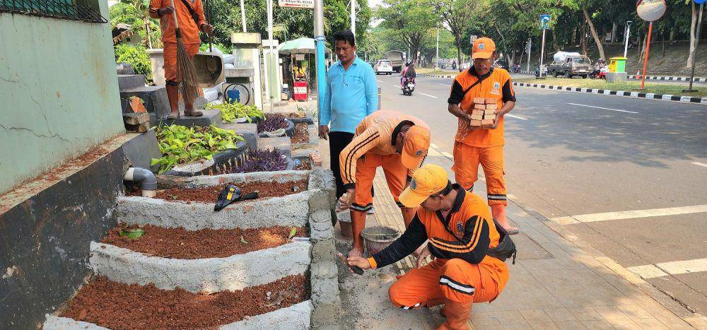 Petugas PPSU di Cijantung mengerjakan taman cegah parkir liar. (Dok. Humas Pemprov DKI Jakarta)