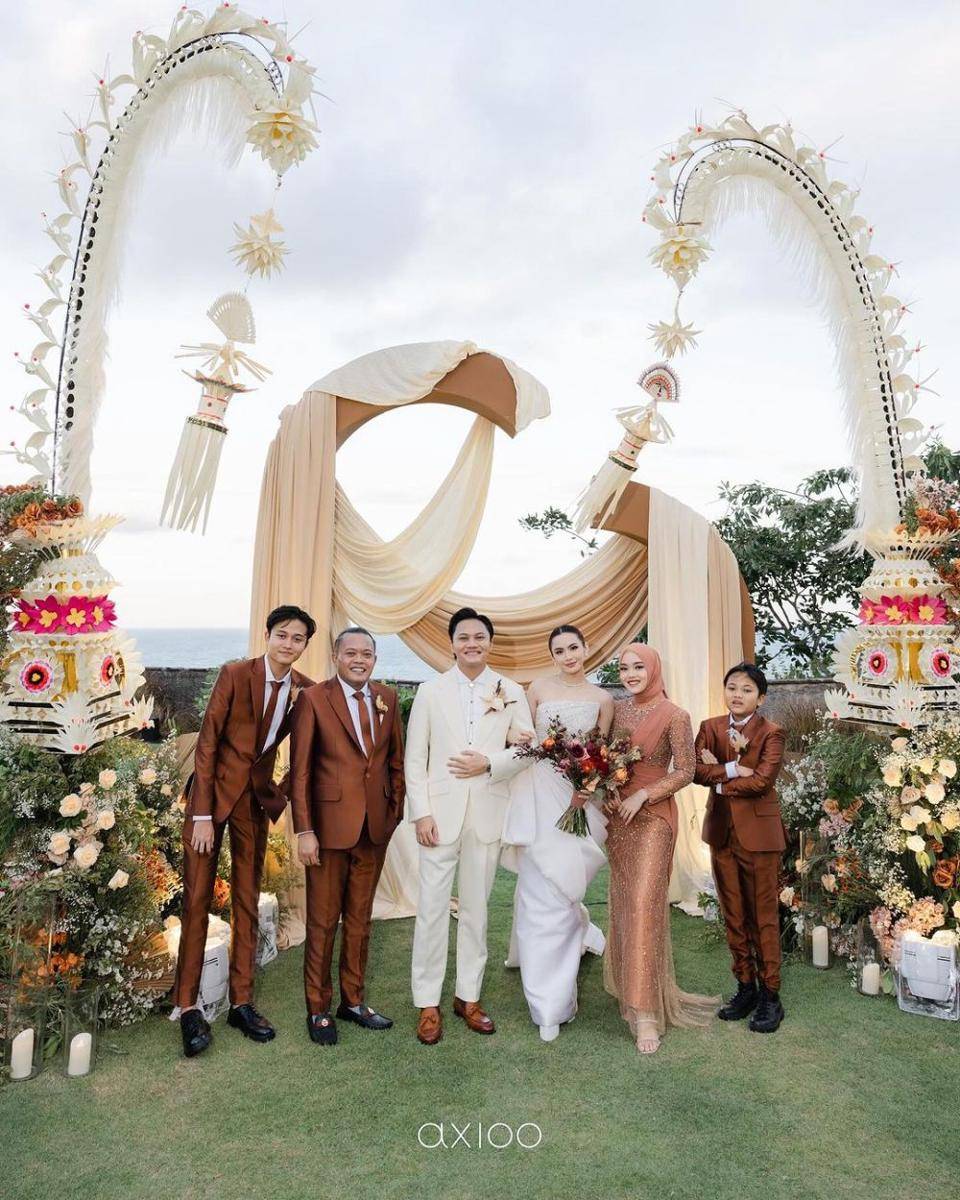 Potret keluarga di resepsi kedua Mahalini (Instagram.com/rizkyfbian)