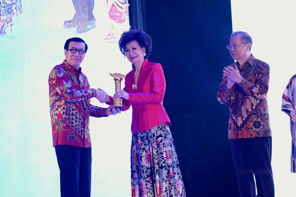 Konsisten Lestarikan Budaya, Rina Ciputra Raih Nusantara Awards
