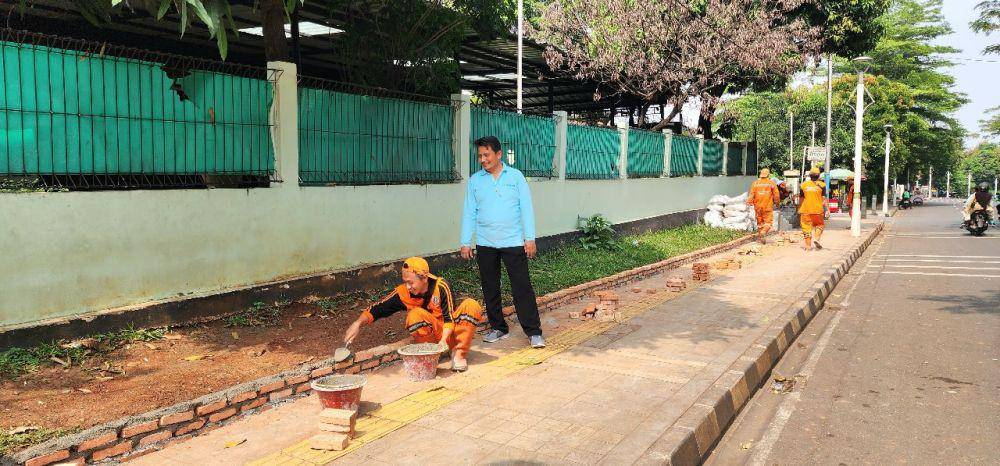 Petugas PPSU di Cijantung mengerjakan taman cegah parkir liar. (Dok. Humas Pemprov DKI Jakarta)
