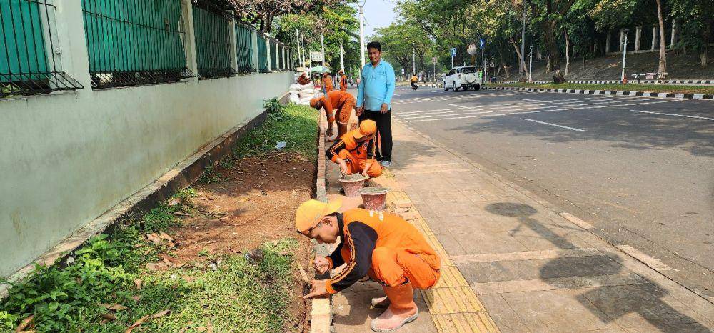 Petugas PPSU di Cijantung mengerjakan taman cegah parkir liar. (Dok. Humas Pemprov DKI Jakarta)