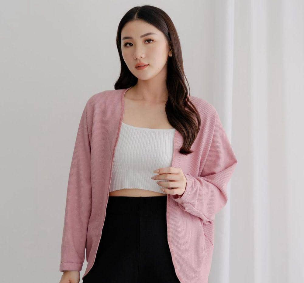 ilustrasi seseorang memakai outer (instragram.com/luxea.wear)