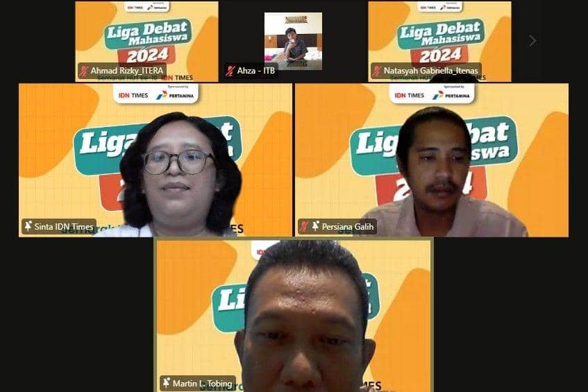 Panitia Liga Debat Mahasiswa 2024 IDN Times menjelaskan seputar peraturan dan mekanisme kompetisi kepad apeserta di technical meeting, Sabtu (18/5/2024). (Dok. IDN Times)