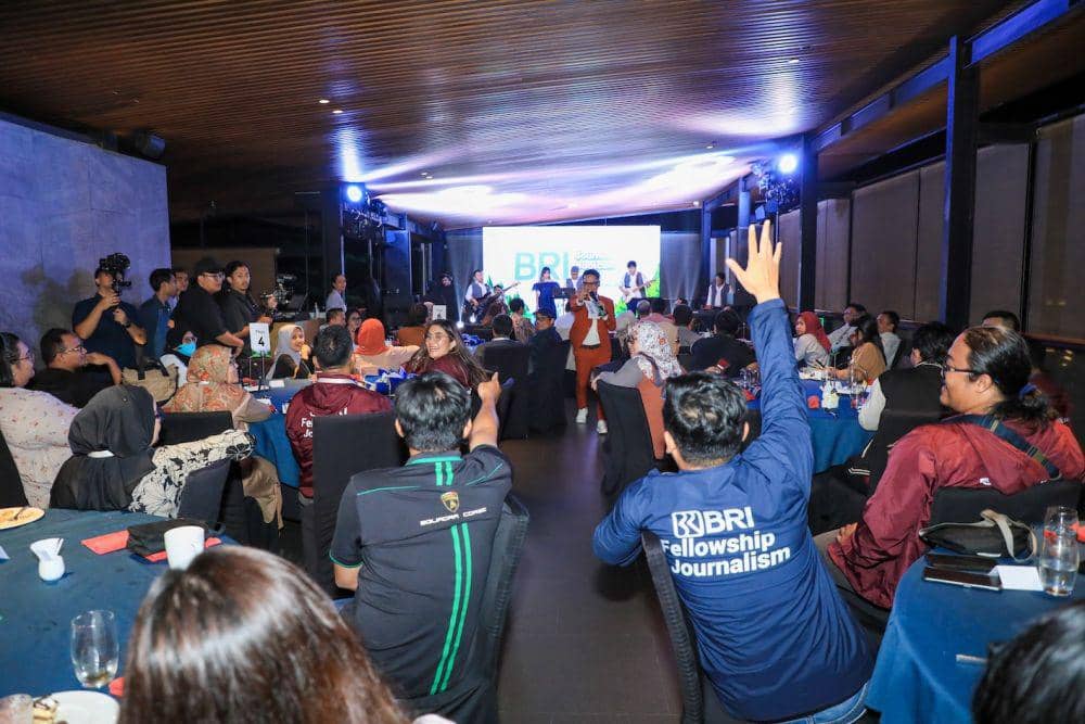 BRI memberikan beasiswa S2 kepada 50 jurnalis pada program BRI Fellowship Journalism 2024 di Bogor, Jumat (17/5/2024). (dok. BRI)