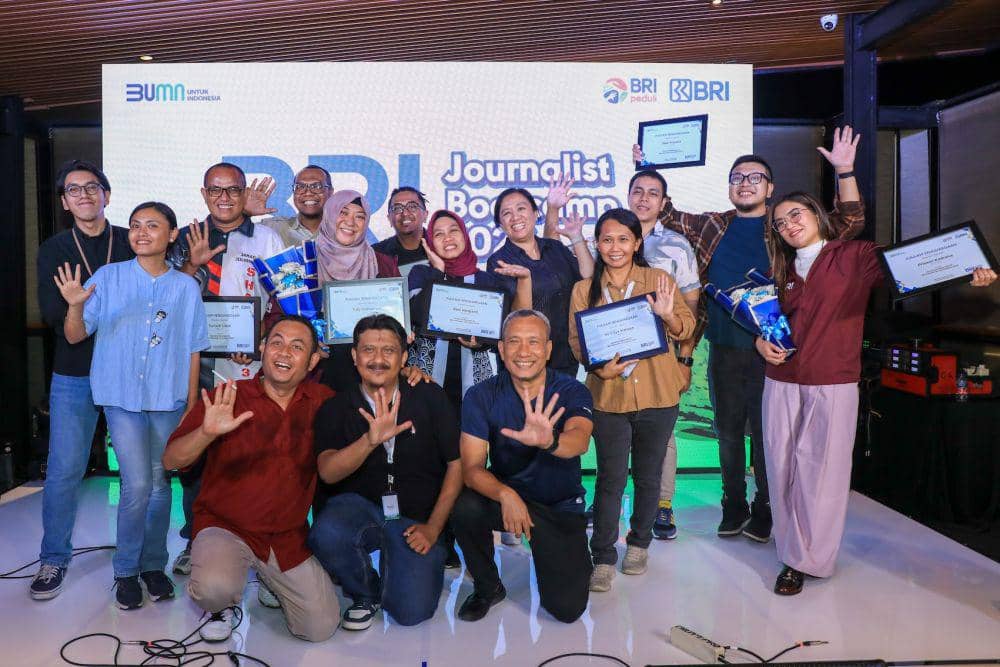 BRI memberikan beasiswa S2 kepada 50 jurnalis pada program BRI Fellowship Journalism 2024 di Bogor, Jumat (17/5/2024). (dok. BRI)